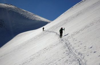 Manteniendo distancia de seguridad entre esquiadores. Jorge García-Dihinx