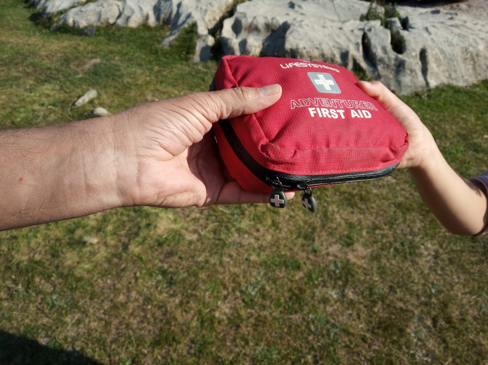 Qué debe llevar un botiquín de primeros auxilios si vas a la montaña