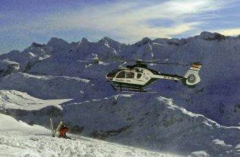 helicoptero rescatando esquí de montaña