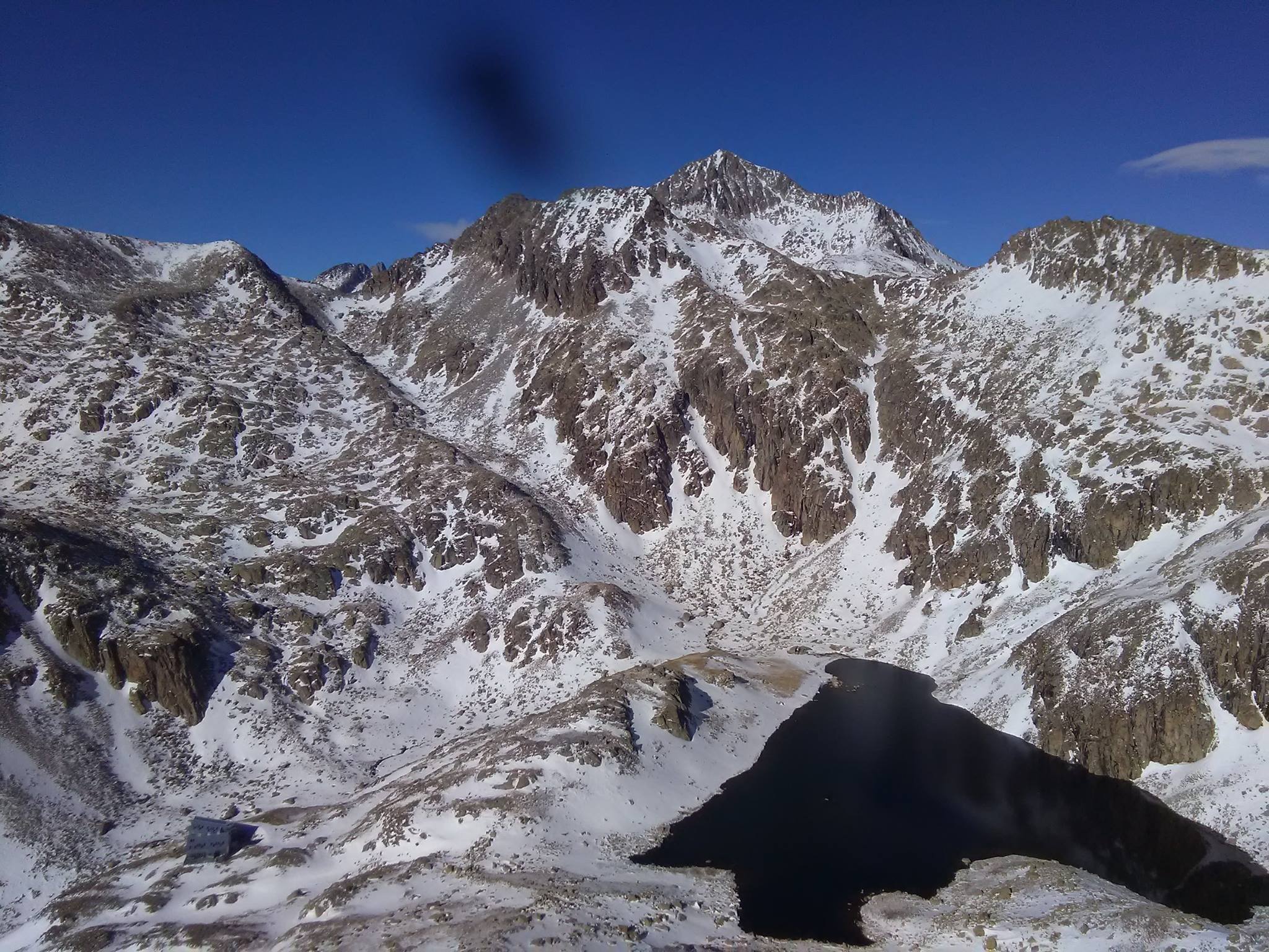 Cuerpo Aislar línea Cuando el viento deja nieve helada en la montaña - Montaña Segura
